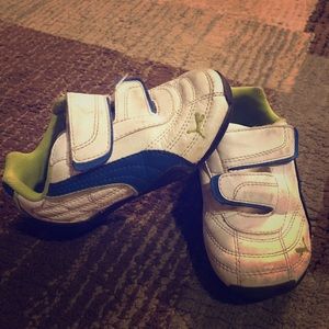 Little boys puma shoes  size 4